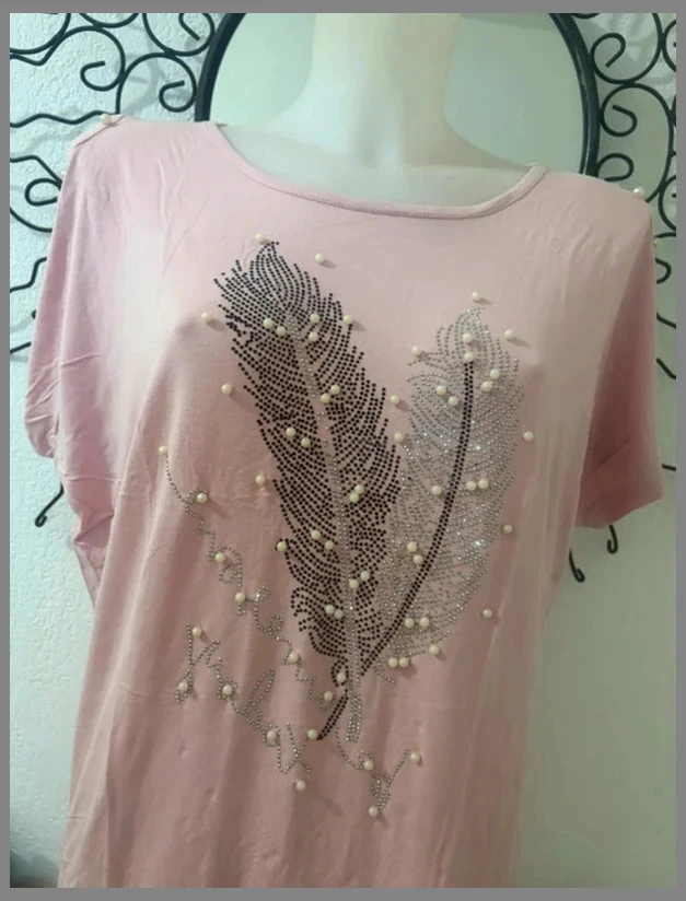 Camiseta rosa pastel con detalles de hombros descubiertos - Motivos de plumas con strass y perlas – photo 2